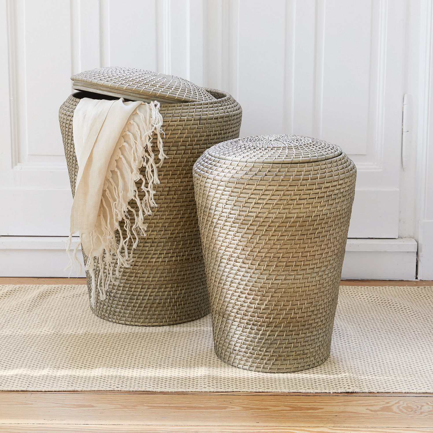 Wäschekorb 2er Set Nora Zwei beige Rattan-Körbe mit Deckeln auf Teppich, praktische Aufbewahrungslösungen für Zuhause