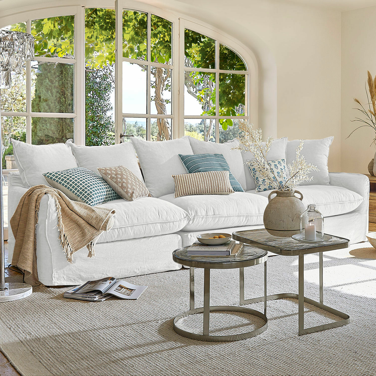 Sofa Finchingfield Gemütliches weißes Leinen-Sofa mit Dekokissen und Couchtischen in hellem Wohnzimmer