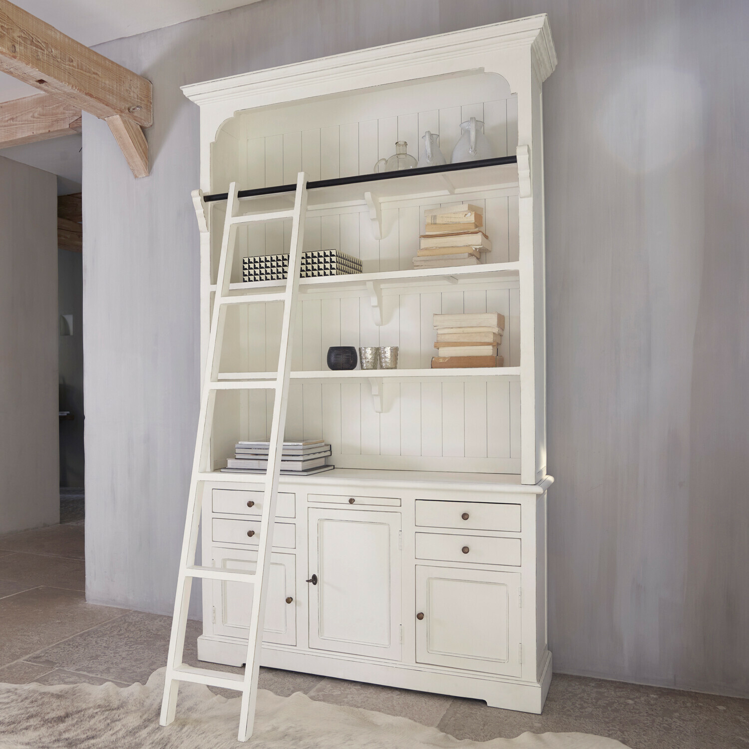 Weiße Holzvitrine mit Leiter und Regalen, stilvolles Möbelstück für Wohnzimmer oder Büro