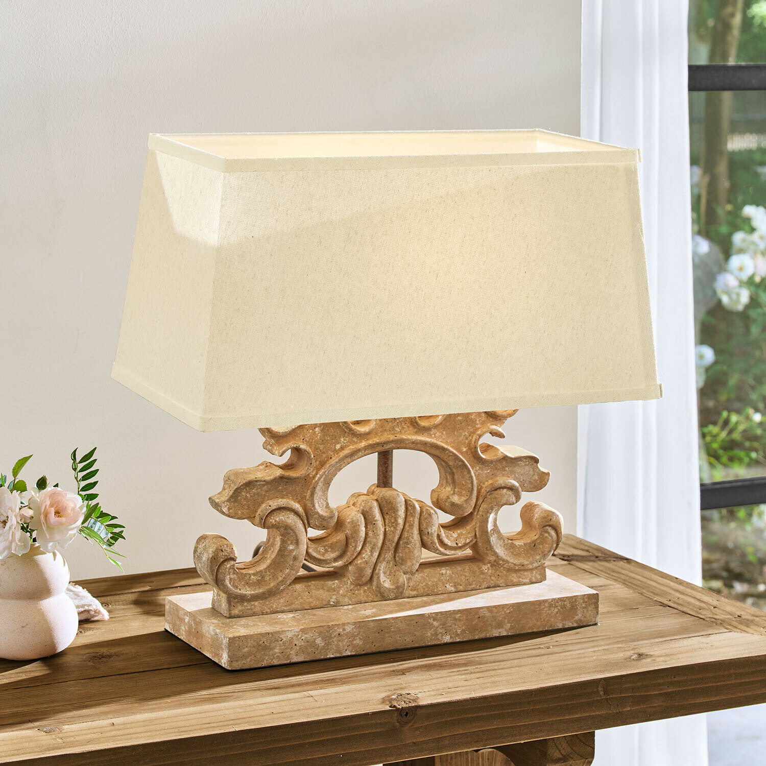 Tischlampe mit beigem Lampenschirm und dekorativem Steinsockel im Vintage-Stil