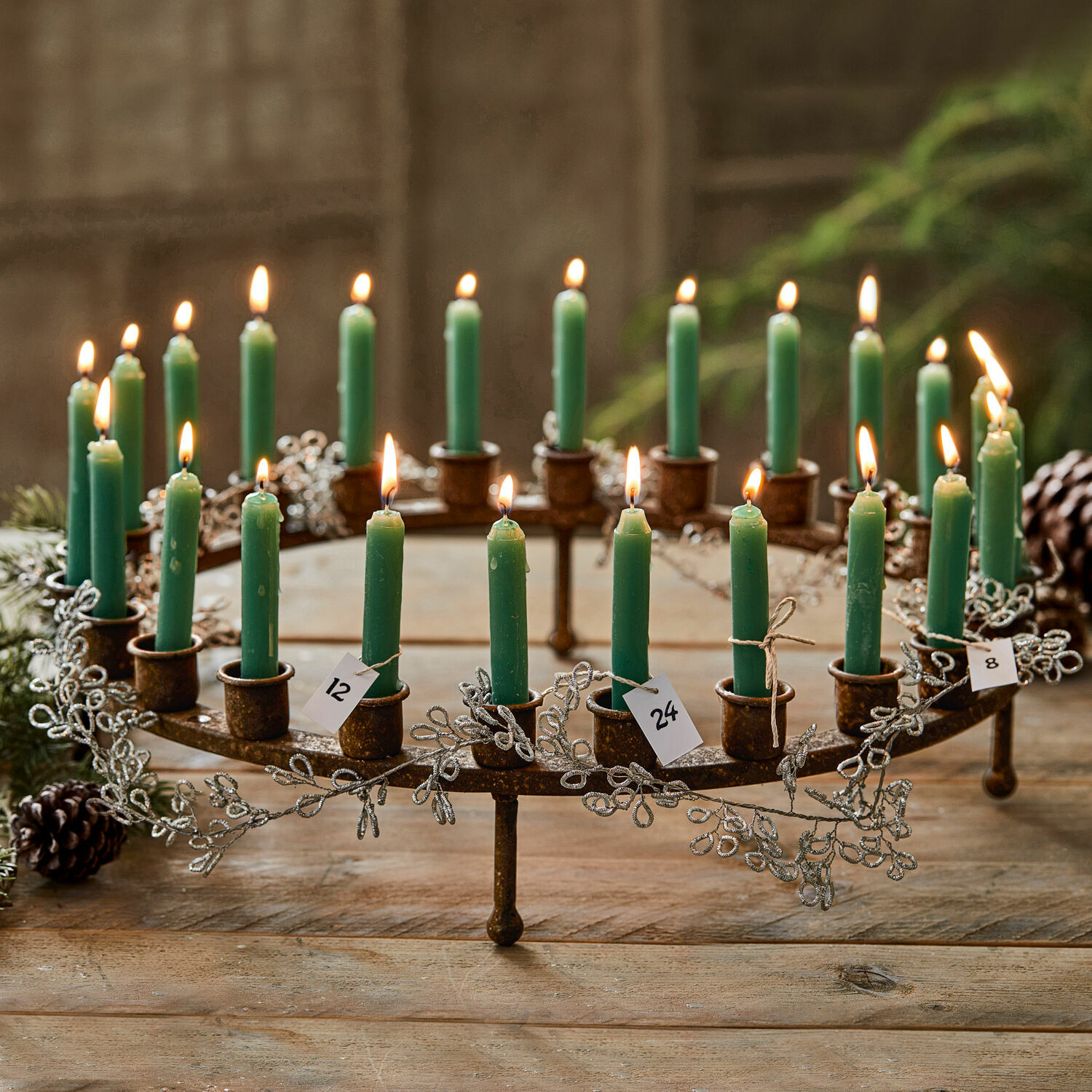 Girlande Maldon Metall-Adventskranz mit grünen Kerzen und Dekoration auf Holztisch