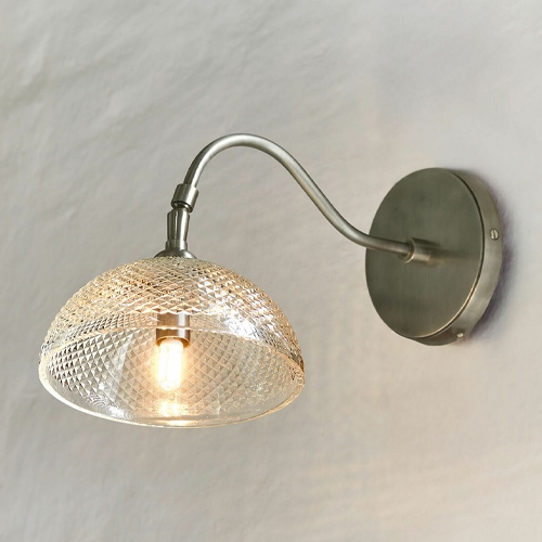 Wandlampe aus Metall mit gebogenem Arm und diamantgeprägtem Glasschirm in Silber