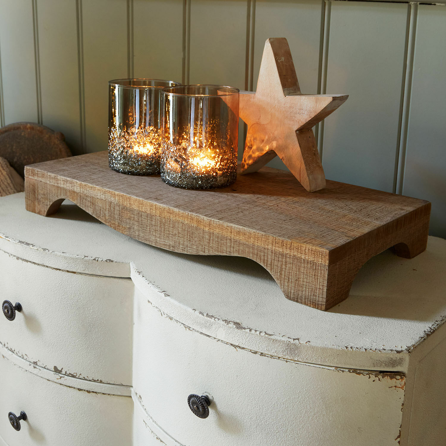 Tablett Torviano Holztablett mit zwei Gläsern als Kerzenhalter und einem Holzstern auf weißem Shabby-Chic-Kommode