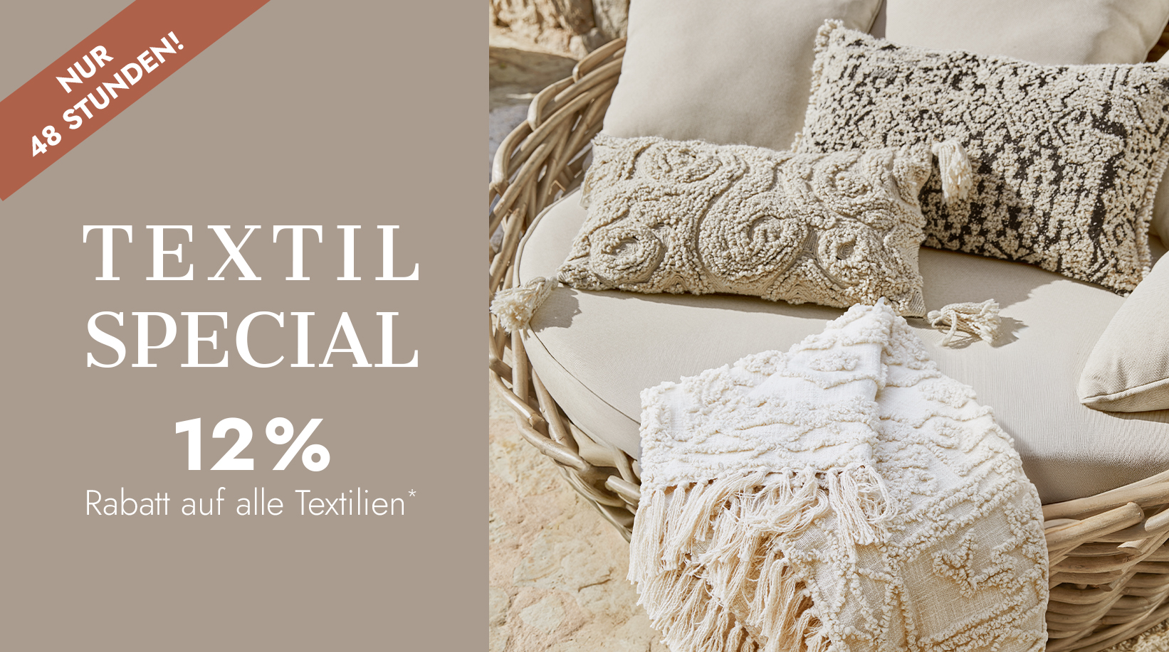 Beige dekorative Kissen und Fransenplaid auf Rattansessel, Wohntextilien im Angebot
