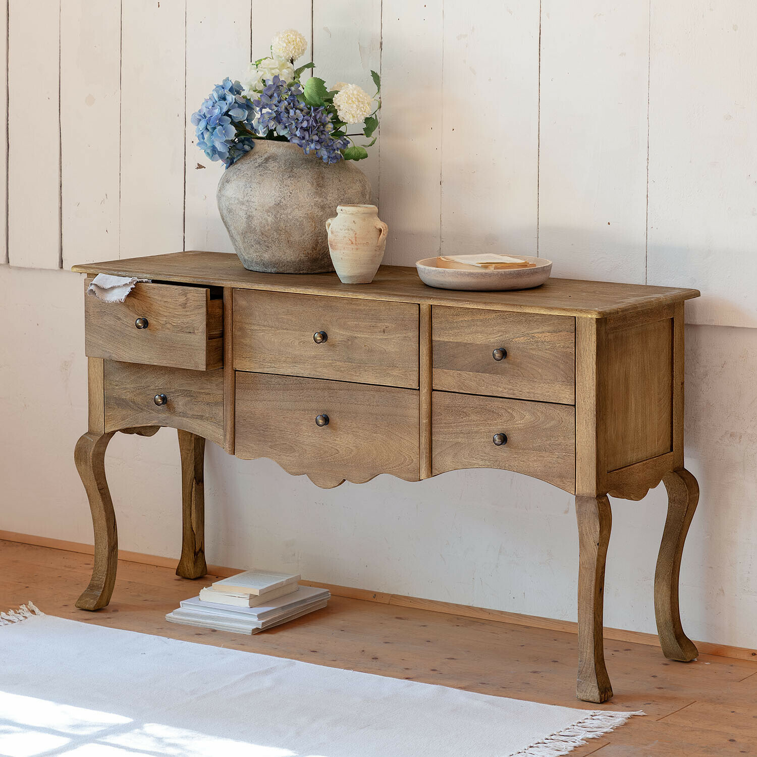Holzkonsole mit vier Schubladen und geschwungenen Beinen in natürlicher Holzfarbe