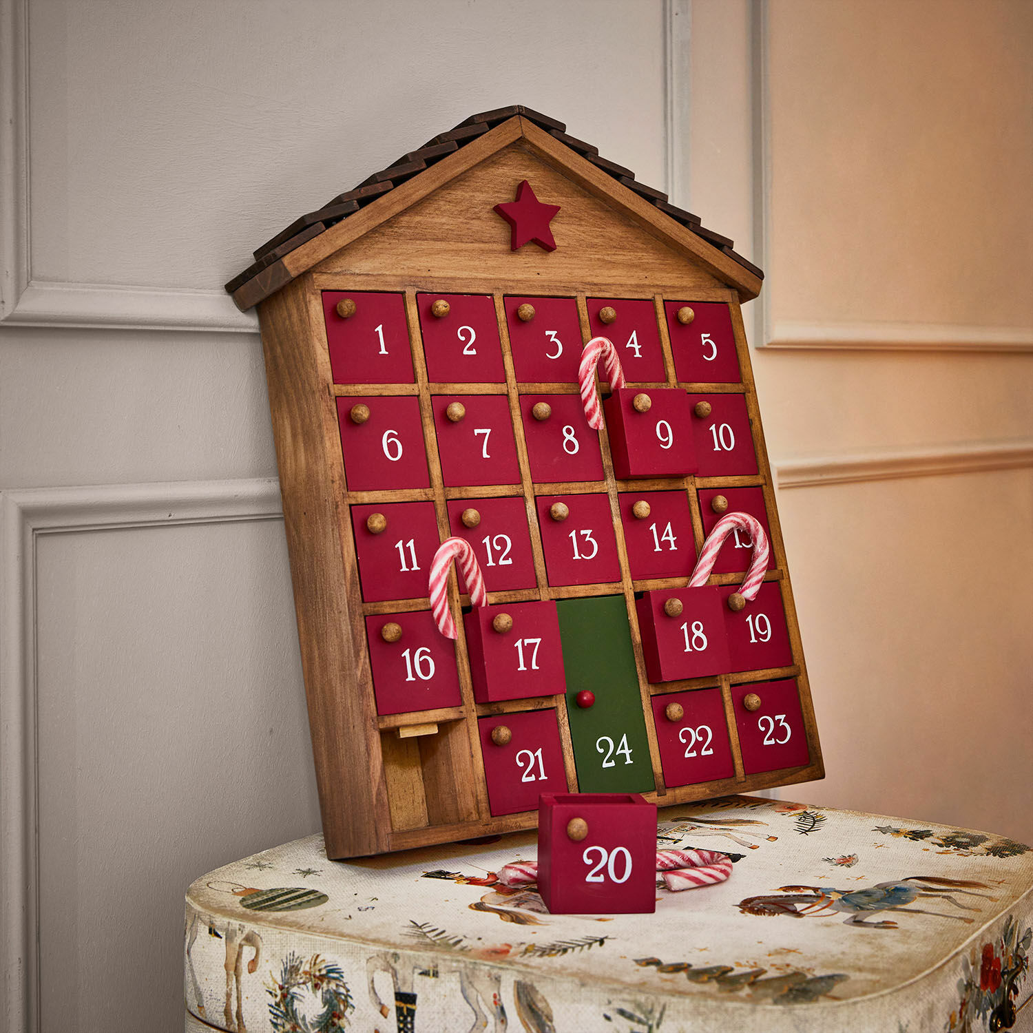 Adventskalender Zanari Holz-Adventskalender in Hausform mit roten Türen und grünem Türchen 24, weihnachtliche Dekoration
