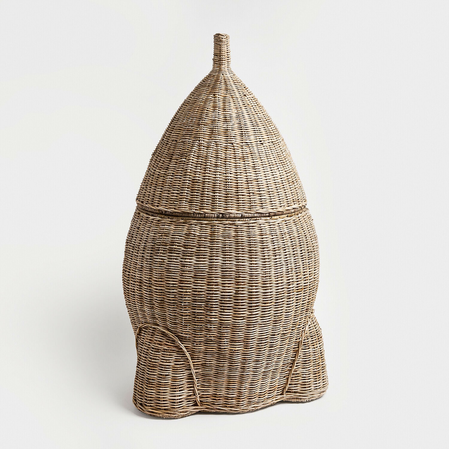 Rattankorb in Raketenform in Naturfarbe als dekorativer Aufbewahrungskorb
