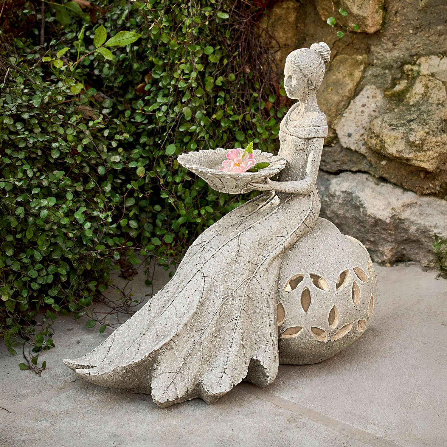 Solar-Dekofigur Lendoria Gartenfigur aus grauem Stein einer Frau mit Schale und Blumen, dekorative Terrassen-Deko