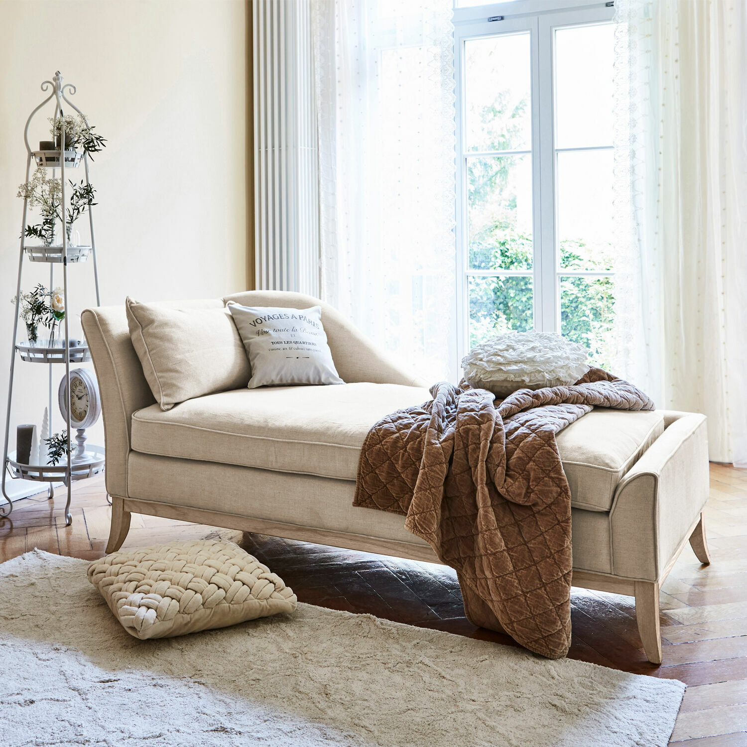 Chaiselongue Alphonse Beige Stoff-Chaiselongue mit Kissen und brauner Decke in hellem Wohnzimmer