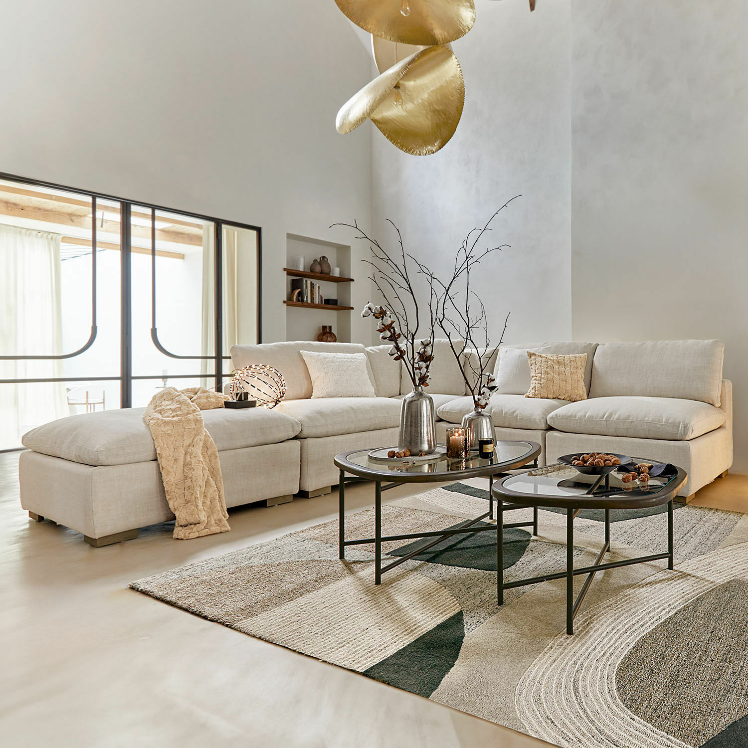 Modulsofa Baladou Beige Ecksofa aus Stoff in modernem Wohnzimmer mit Metall-Couchtischen und Dekorationen
