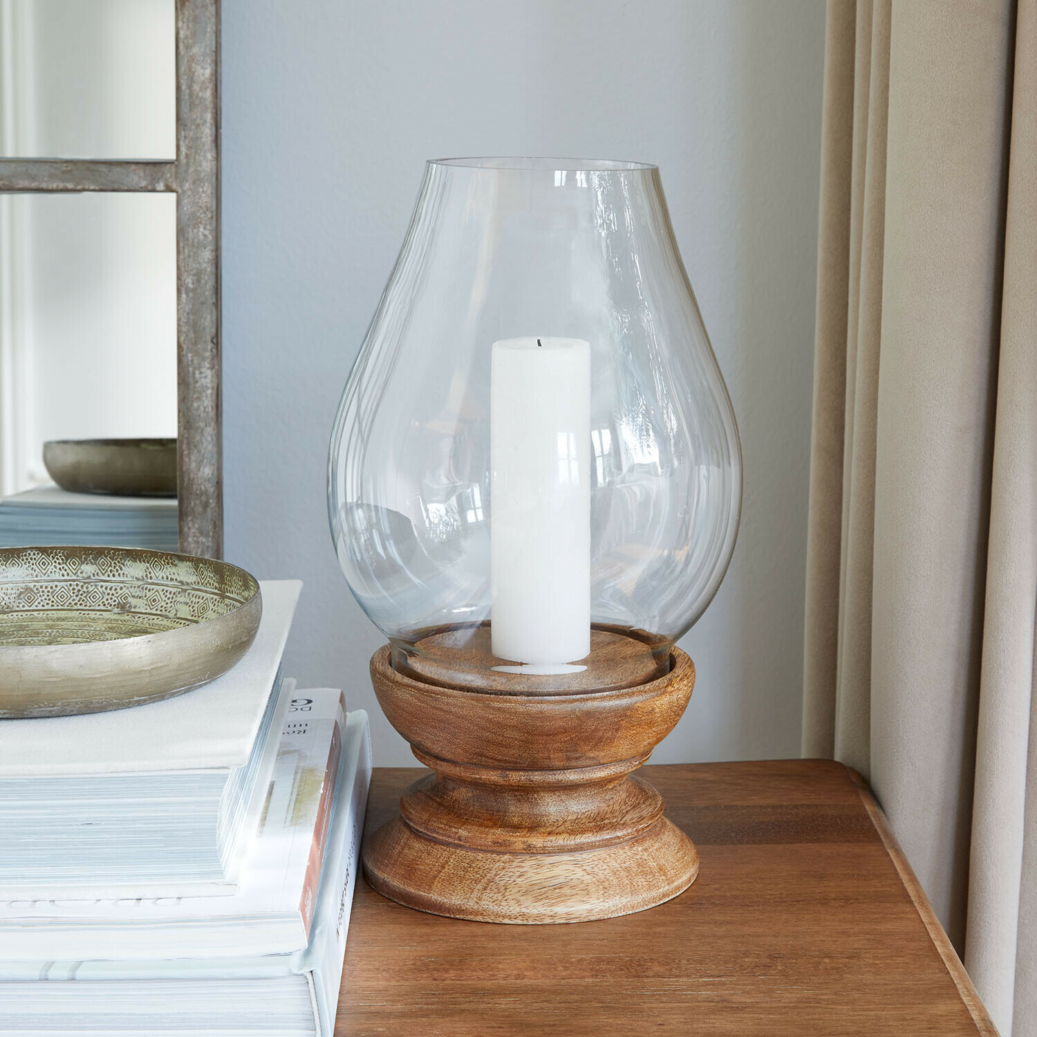Laterne mit Glasabdeckung und naturfarbener Holzbasis für dekorative Kerze