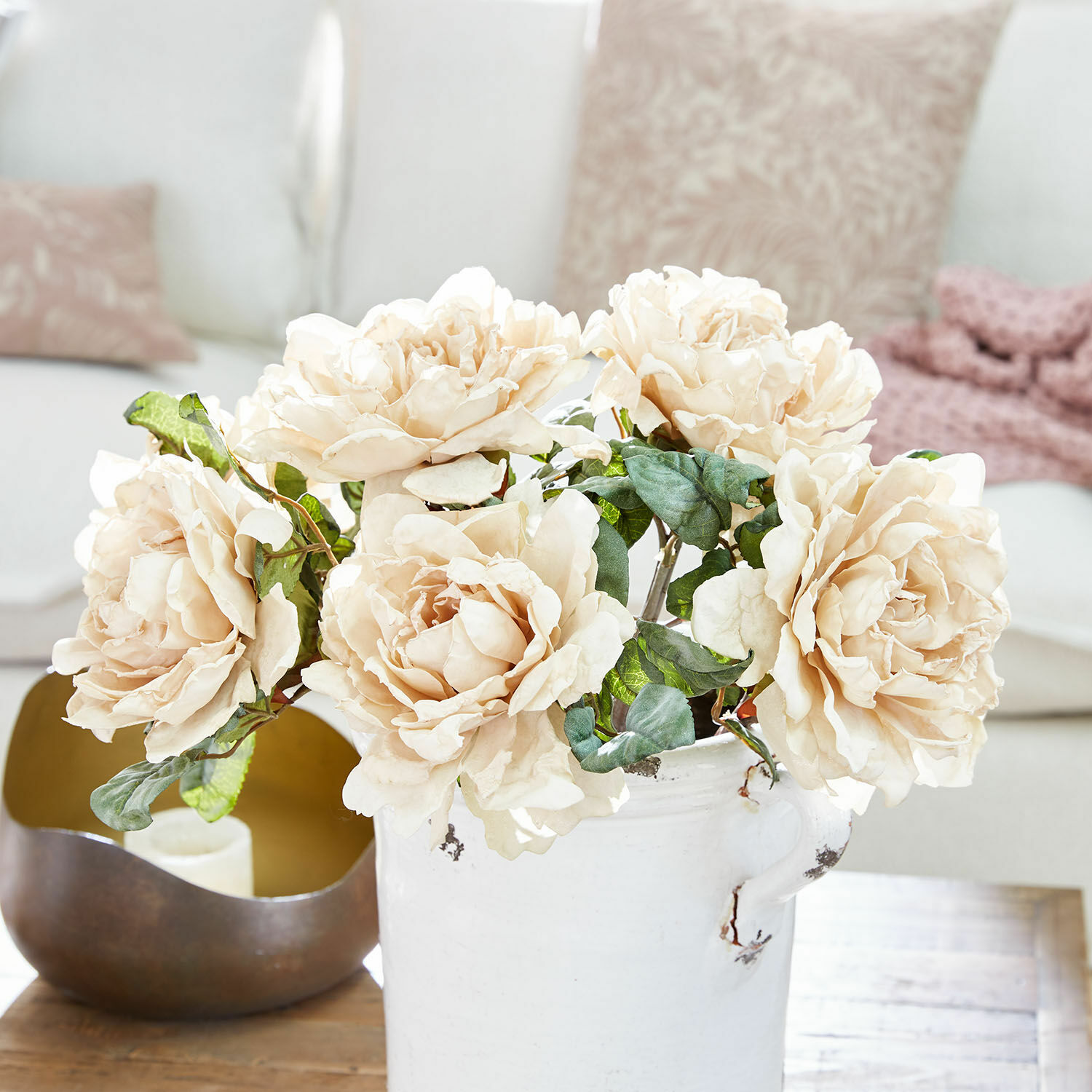 Deko-Blume 6er Set Mervix Strauß cremefarbener künstlicher Rosen in weißem Keramikvase auf Holztisch im Wohnzimmer