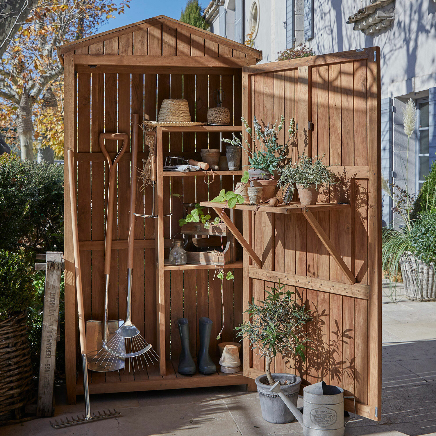 Gartenschrank Tomte Gartenschrank aus Holz mit Regalen und Gartengeräten in natürlicher Holzfarbe im Außenbereich