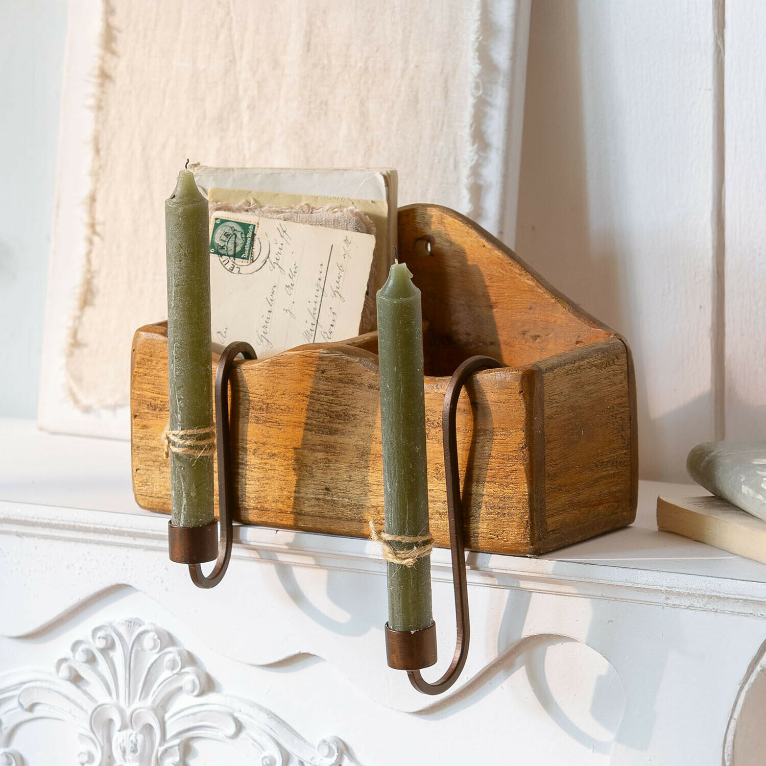 Kerzenhalter 2er Set Fioriva Holzbriefkasten mit grünen Kerzen und Metallhaltern auf weißem Kaminsims