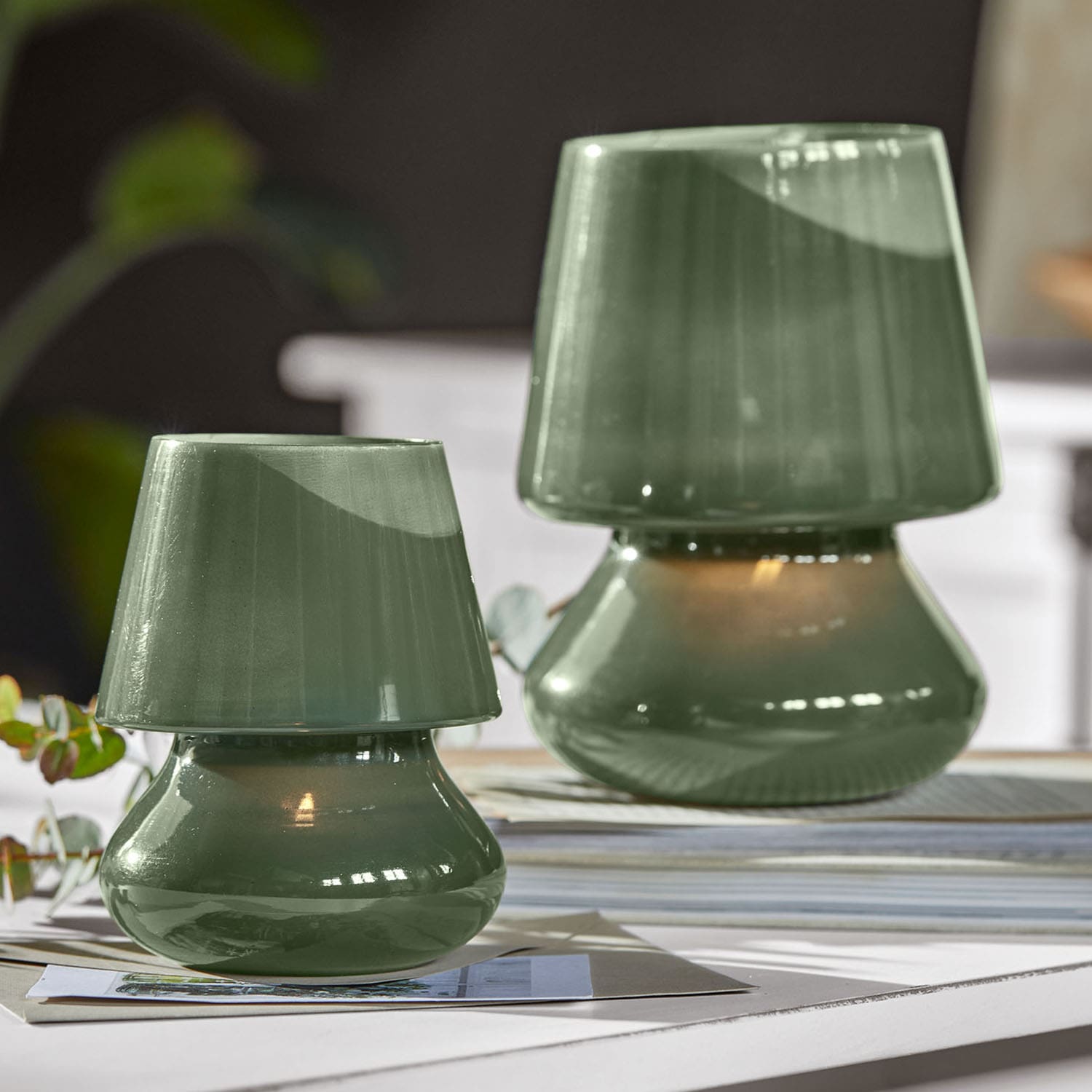 Grüne Keramik-Tischlampen mit modernem Design auf hellem Hintergrund zur Wohnraumdekoration