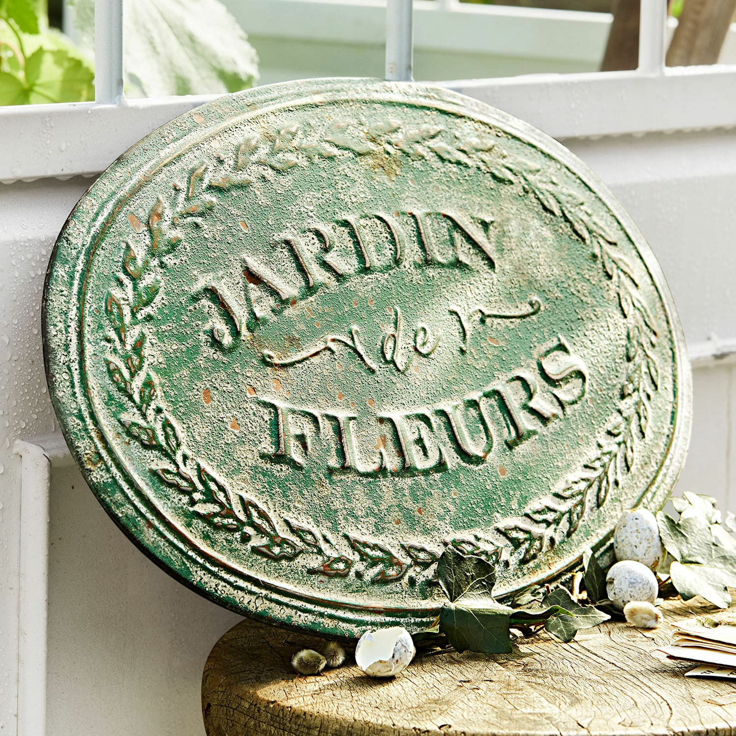 Deko-Schild Jardin de Fleurs Ovale grüne Metall-Gartentafel mit Schriftzug Jardin de Fleurs und Blattverzierung