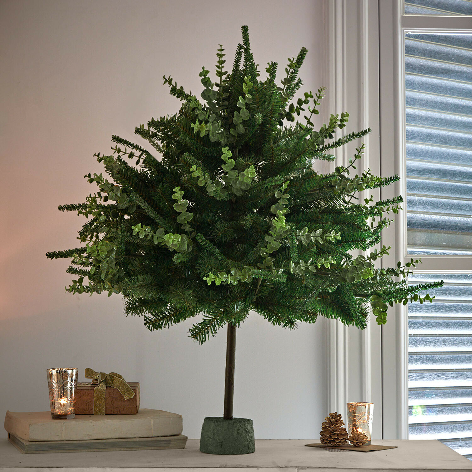 Deko-Baum Talvora Künstlicher Dekobaum mit grünen Nadeln und Eukalyptusblättern auf Schaumstoffbasis