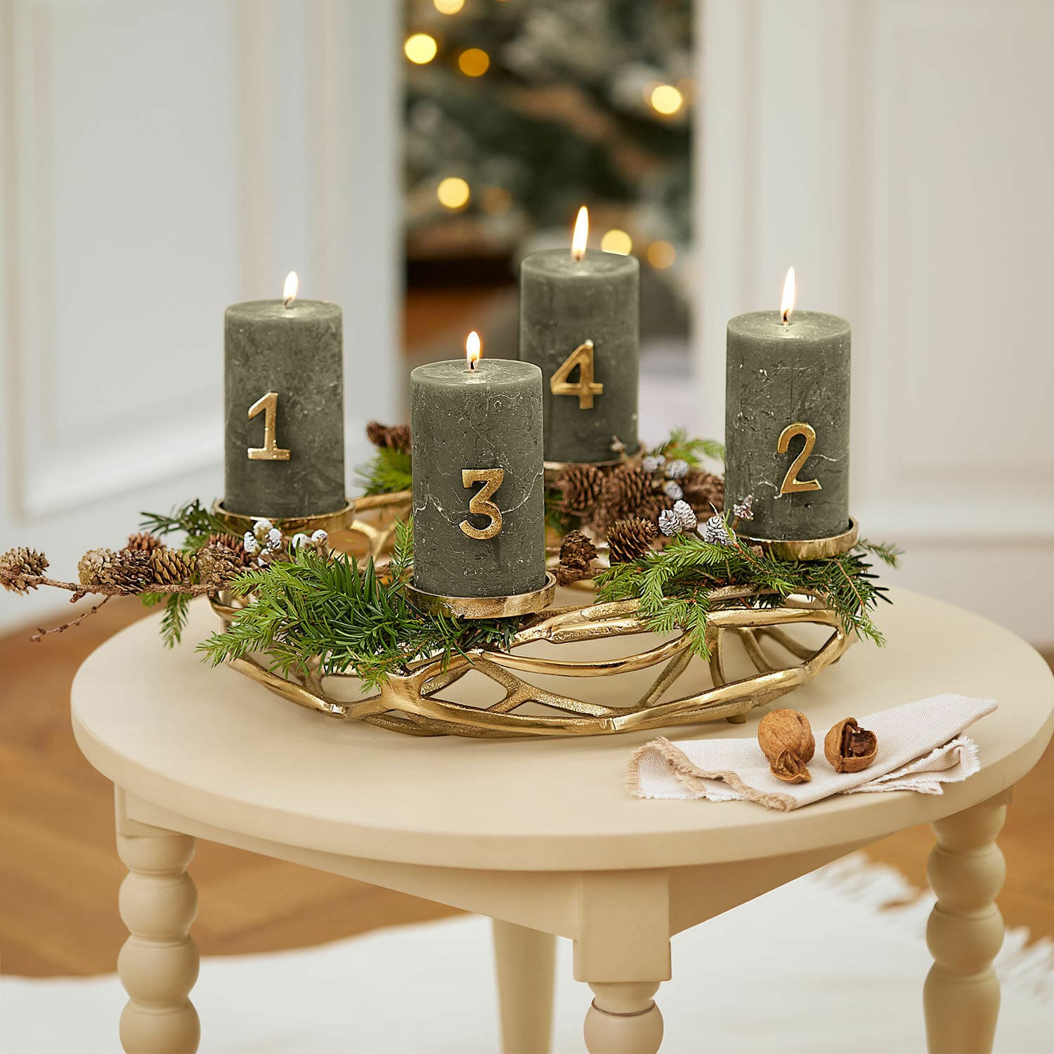 Kerzenkranz Coldfield Grüner Adventskranz mit vier Kerzen und goldenen Zahlen auf beigem Tisch