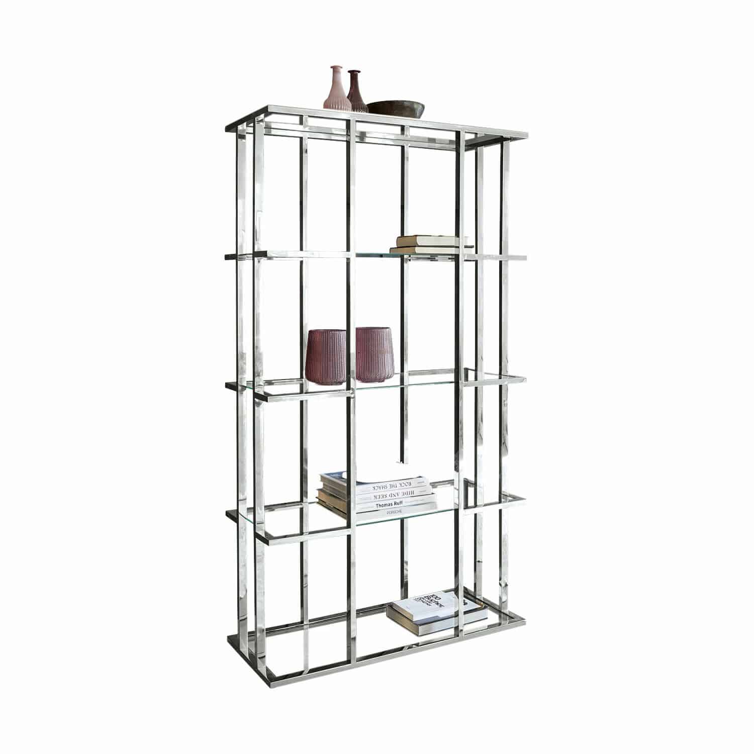 Regal Dacre Moderner silberner Metallregal mit Glasböden, dekorativen Vasen und Büchern darauf