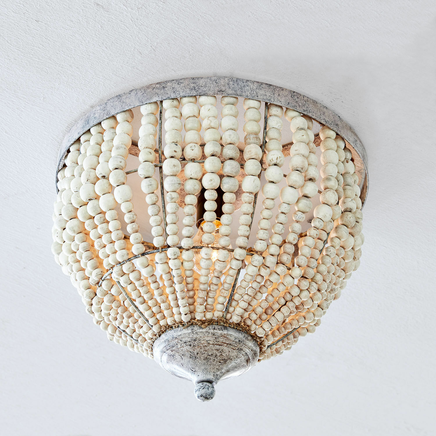Deckenlampe Antereen Deckenleuchte aus weißen Holzperlen und Metall im Vintage-Stil für stilvolle Raumdekoration