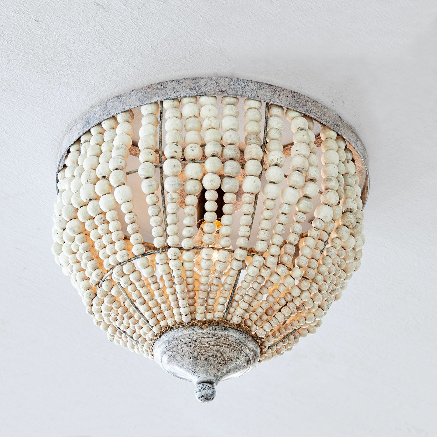 Deckenlampe Antereen Deckenleuchte aus weißen Holzperlen und Metall im Vintage-Stil für stilvolle Raumdekoration