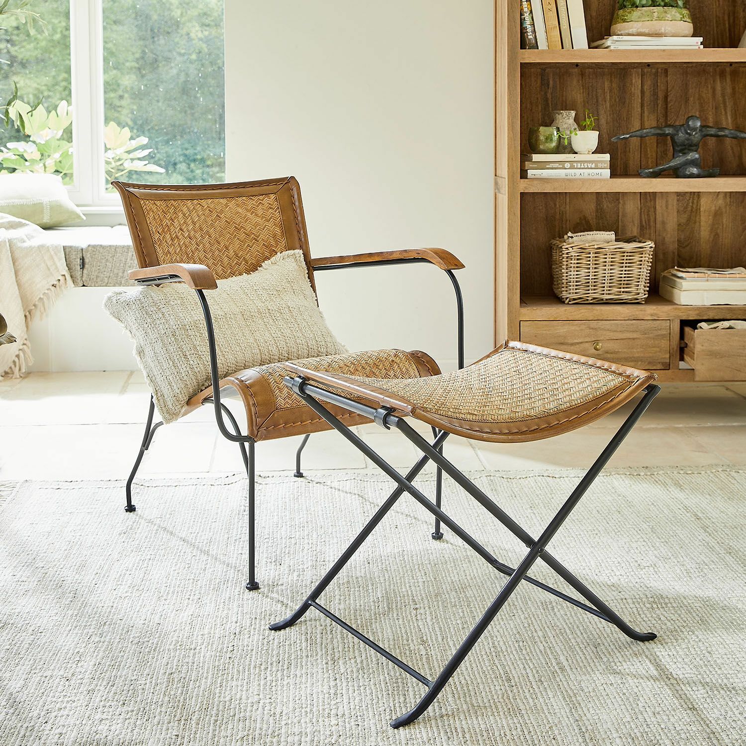 Stuhl mit Hocker Dauvron Stuhl und Hocker aus Rattan und Metall in Naturfarben für rustikales Wohnzimmer