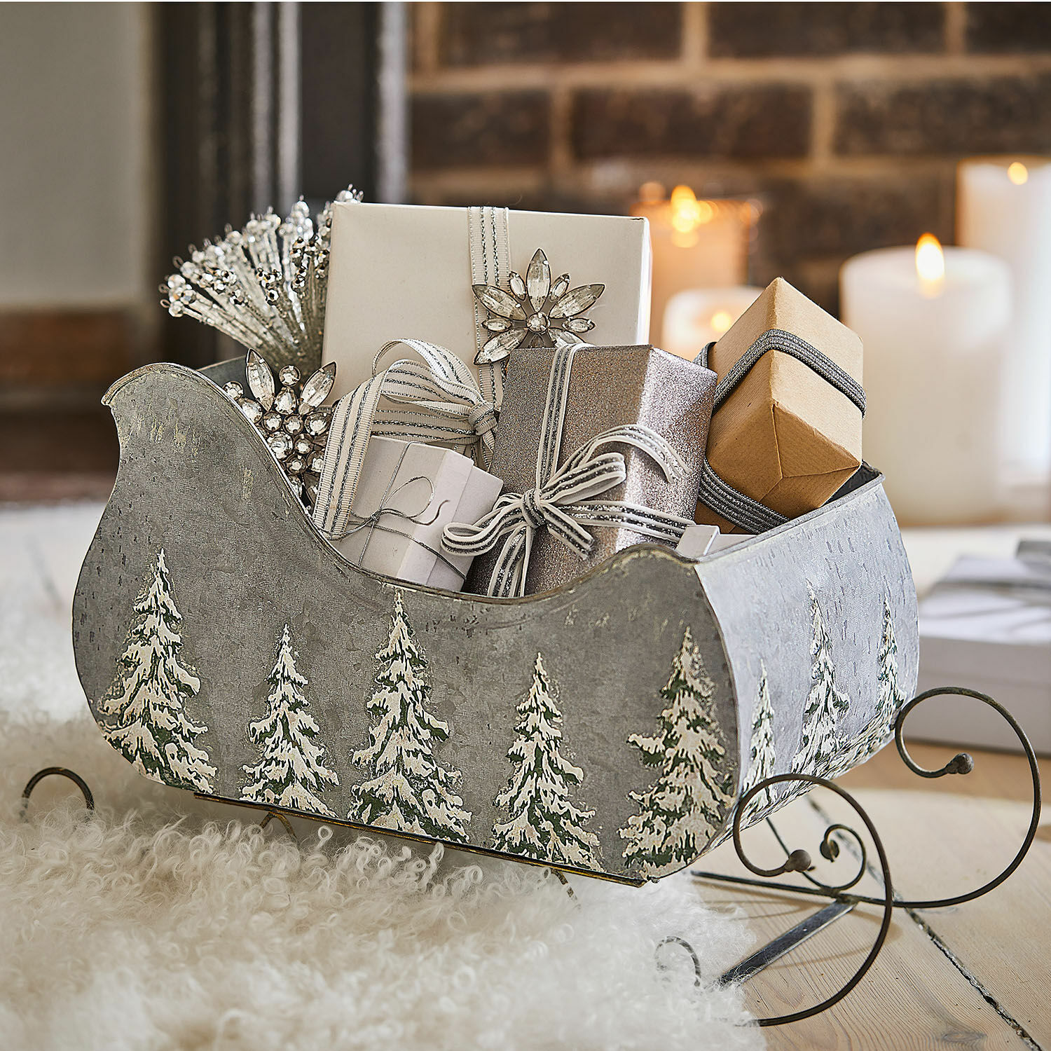 Deko-Schlitten Pavie Grauer Metallschlitten mit Tannenbaum-Motiv, gefüllt mit Weihnachtsgeschenken und Dekorationen