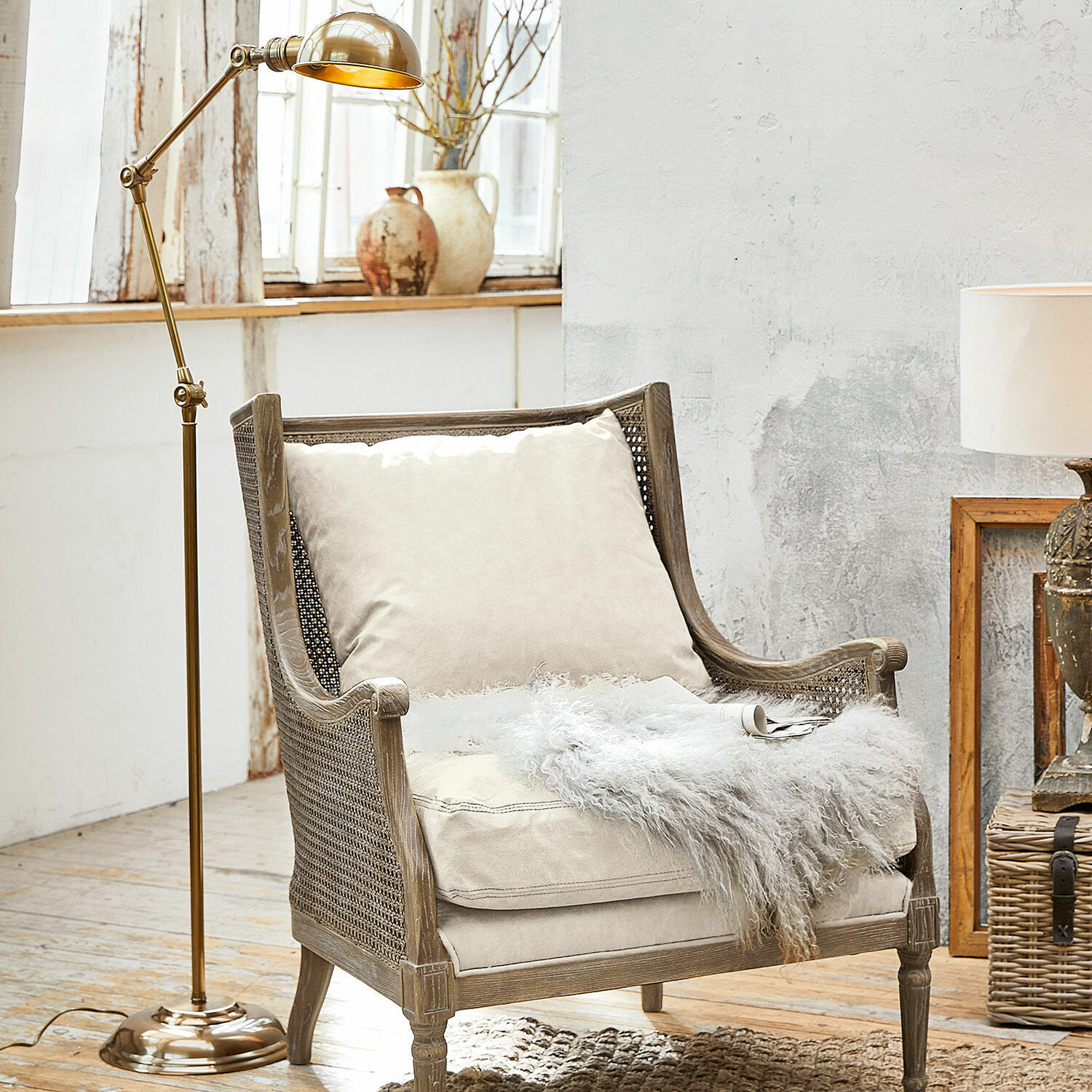 Stehlampe Tulsa Beiger Vintage-Sessel mit Holzrahmen und weichem Kissen für gemütliches Wohnzimmer