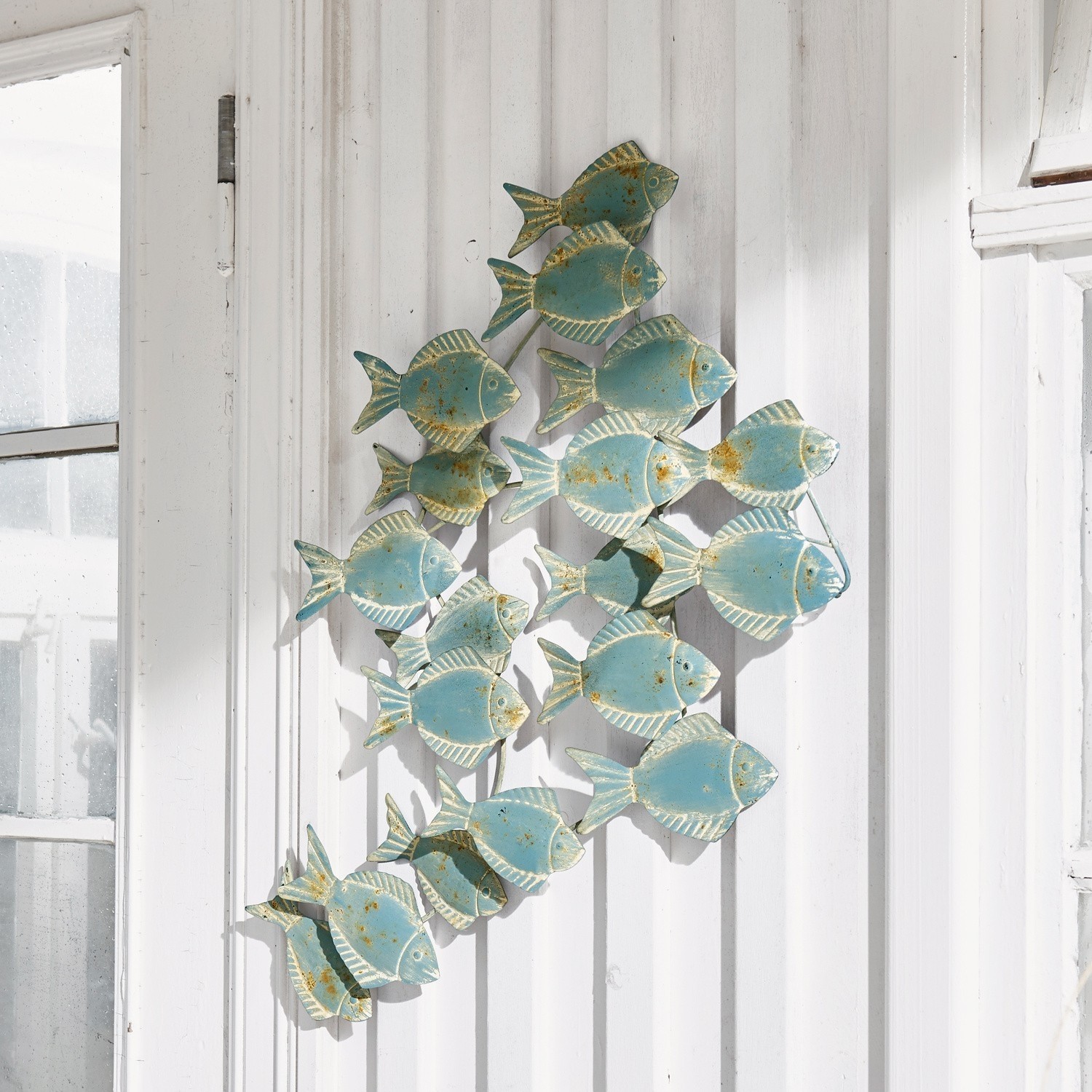 Wandornament Pesce Wanddekoration aus Metall mit blauen, antik wirkenden Fischen in Fischschwarm-Form, maritimer Stil