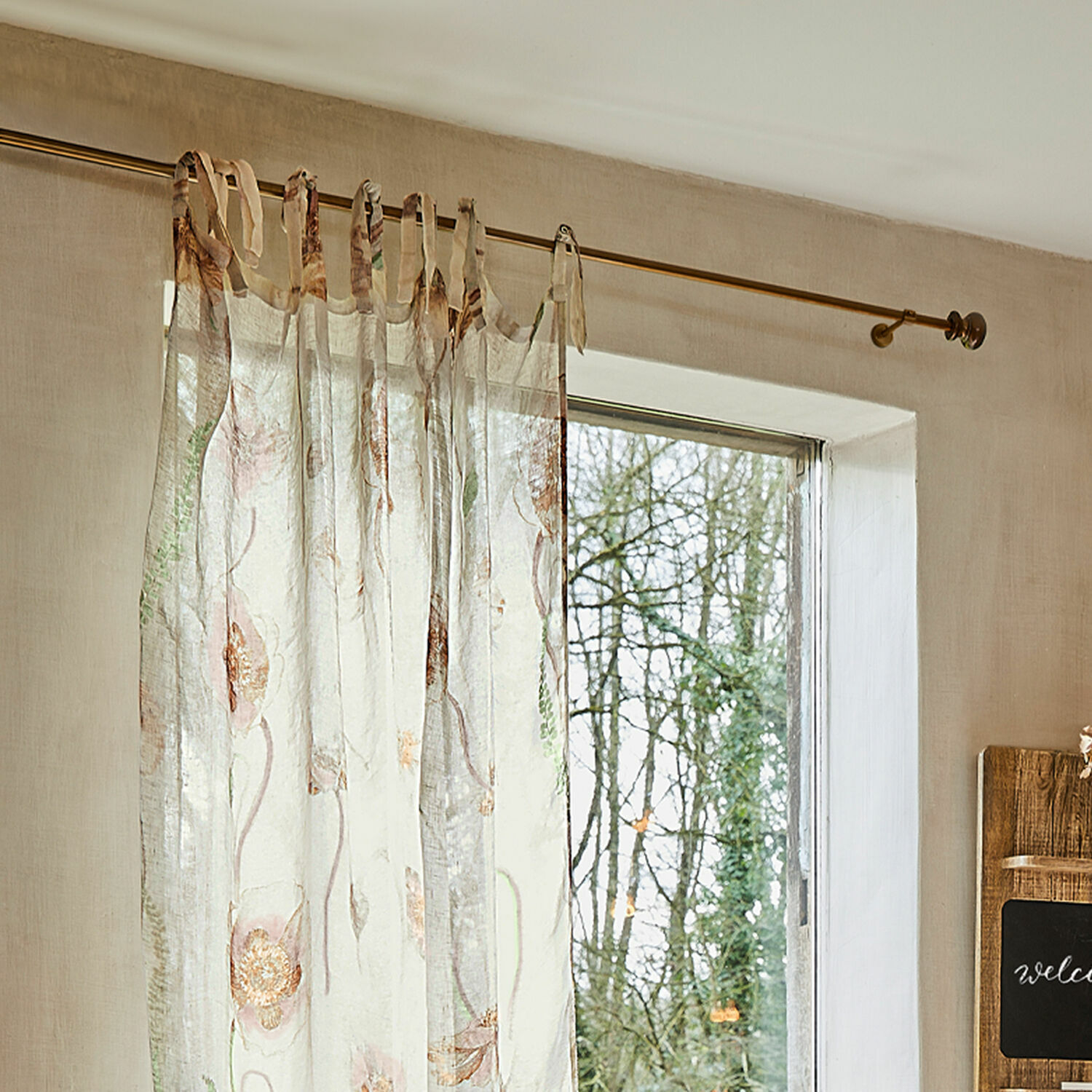 Gardinenstange Henderson Transparenter Vorhang mit zartem Blumenmuster in Pastellfarben an Gardinenstange.