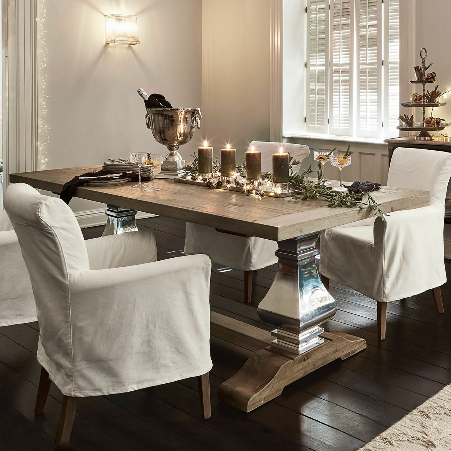 Esstisch Filton Heller Holzesstisch mit Metallbeinen und weißen Stuhlbezügen in elegantem Esszimmer
