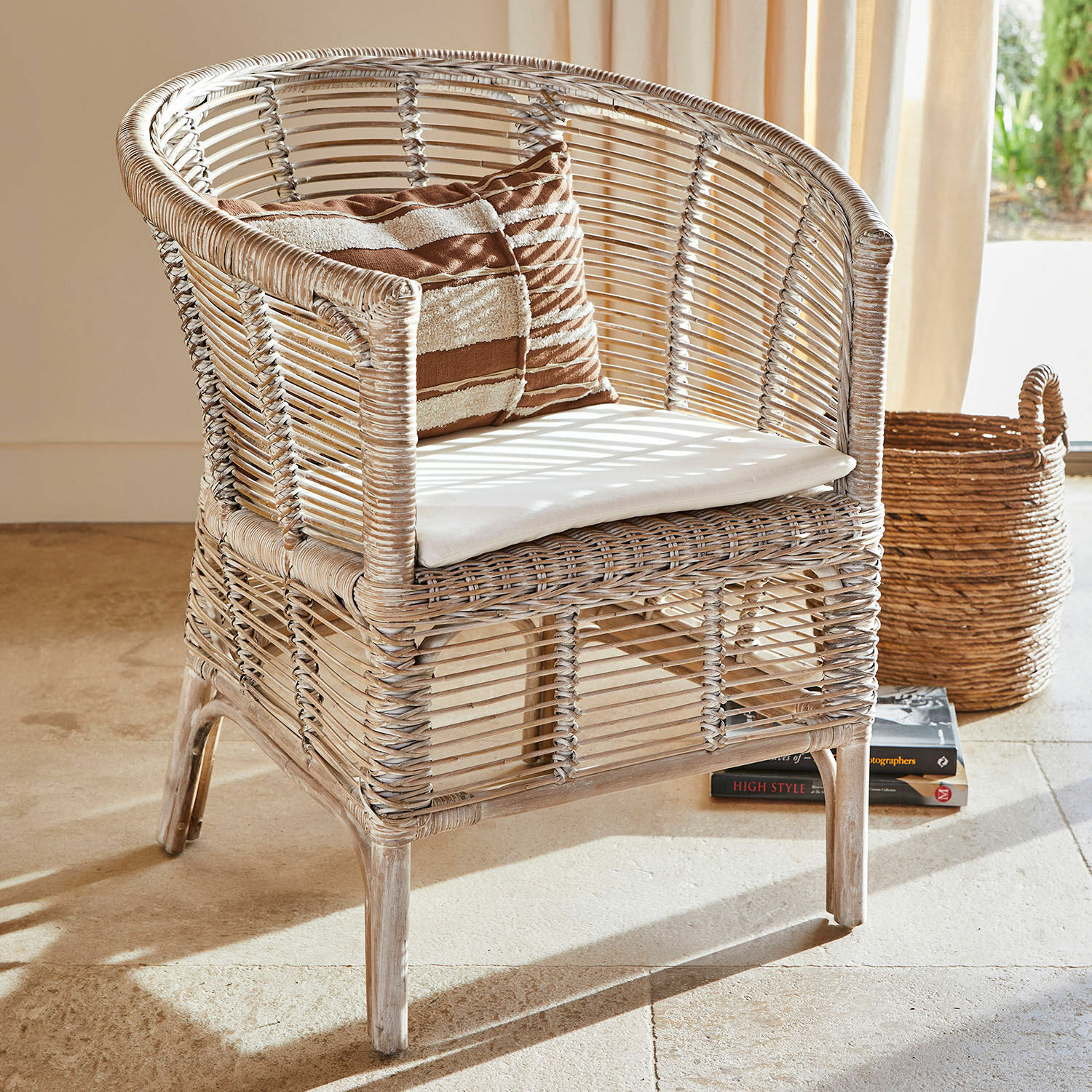Stuhl Saulnes Rattansessel in Naturfarbe mit weißem Sitzkissen und braunem Dekokissen, gemütliches Wohnzimmermöbel