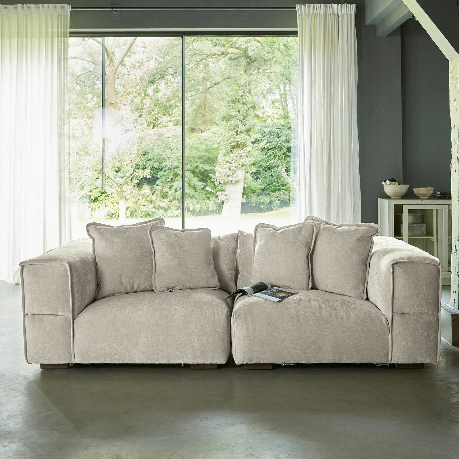 Sofa Gémonville Beige Couch aus weichem Stoff mit Kissen, modernes Wohnzimmermöbel vor großem Fenster