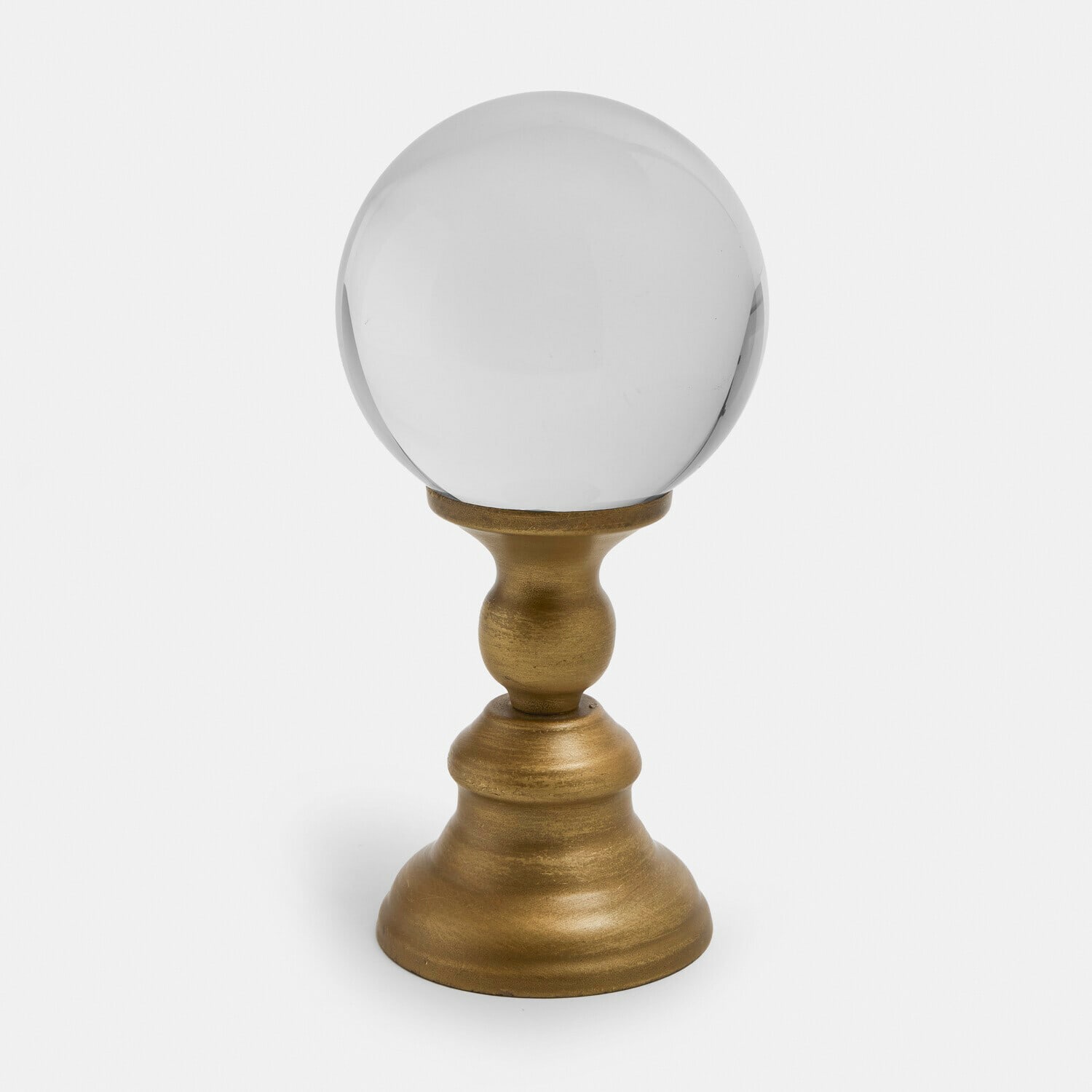 Transparente Glaskugel auf goldenem Metallständer, elegante Wohnraumdekoration
