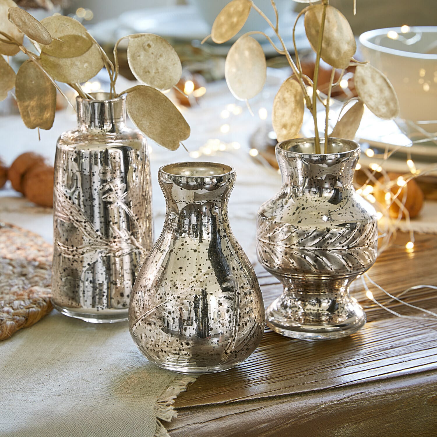 Vase 3er Set Briolique Set aus drei silbernen Glasvasen mit dekorativem Blattmuster auf einem Holztisch