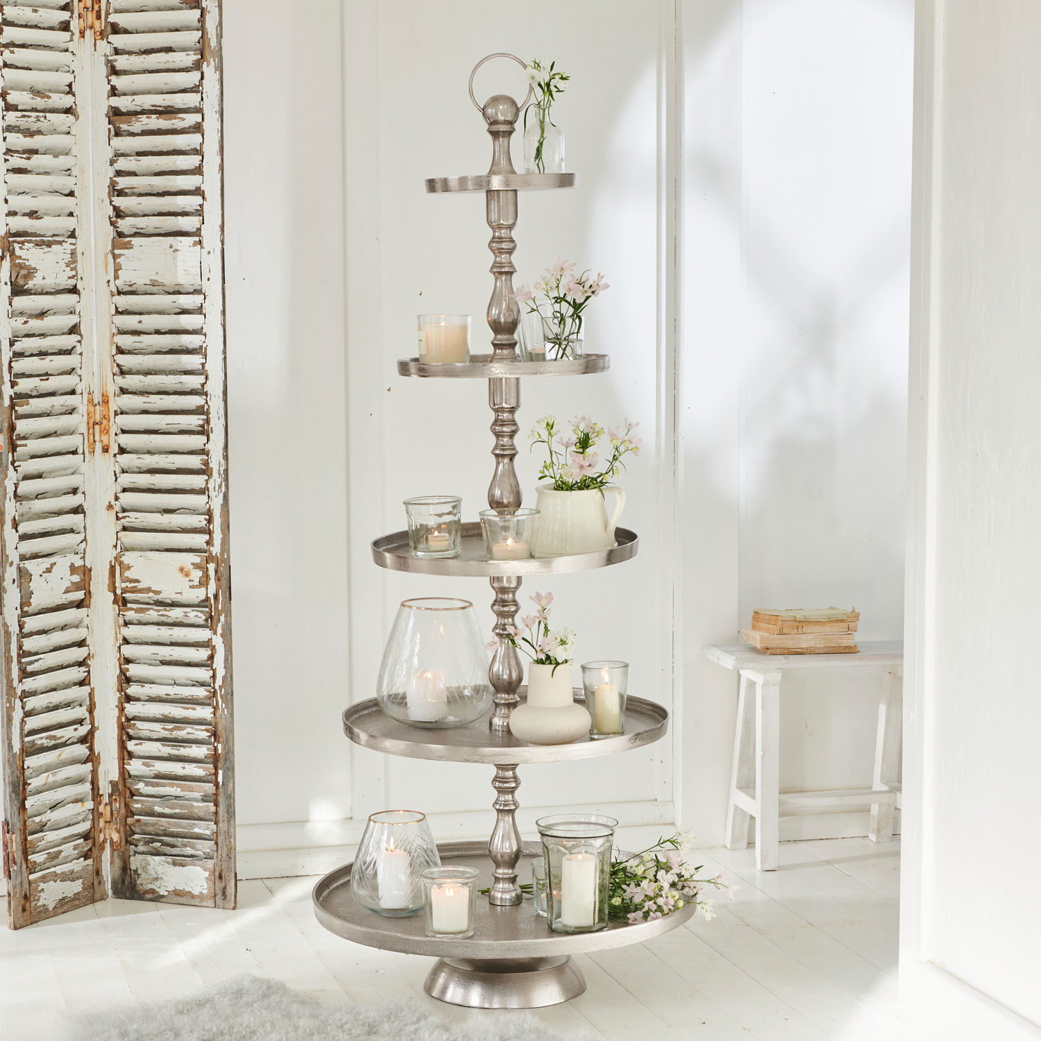Etagere Magonie Fünfstöckiges silberfarbenes Metall-Etagere mit Kerzen und weißen Blumen dekoriert