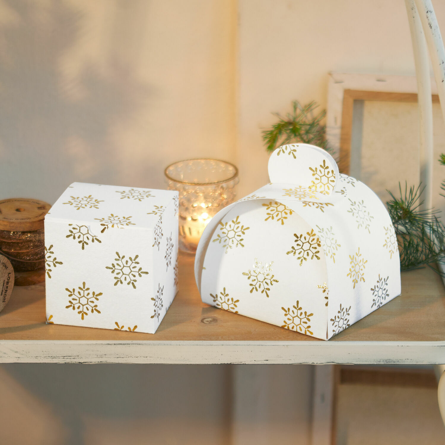 Geschenkbox 2er Set Hartsfield Weiße Papierboxen mit goldenen Schneeflocken auf Holzregal, festliche Weihnachtsdekoration