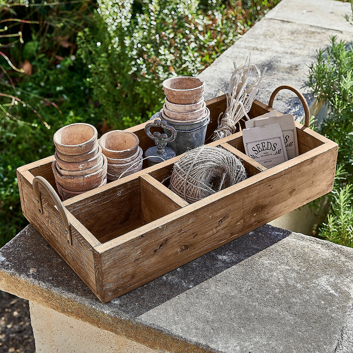 Tablett Jixel Holzkiste mit Fächern, Tontöpfen, Schnur und Samenpäckchen für Gartenarbeit im Freien