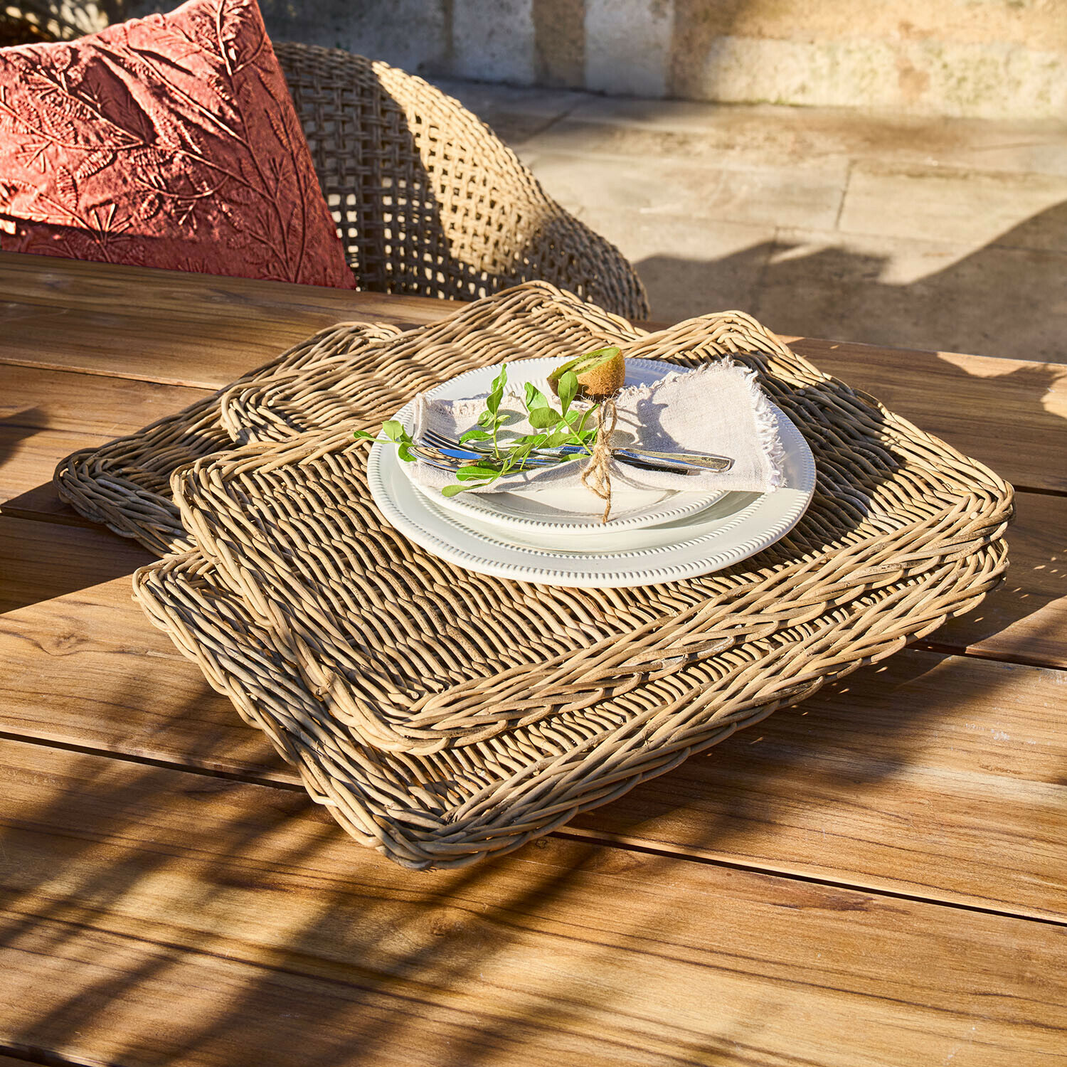 Platzset 4er Set Mossbury Set aus rechteckigen, naturfarbenen Rattan-Tischsets mit weißem Teller und Besteck auf Holztisch