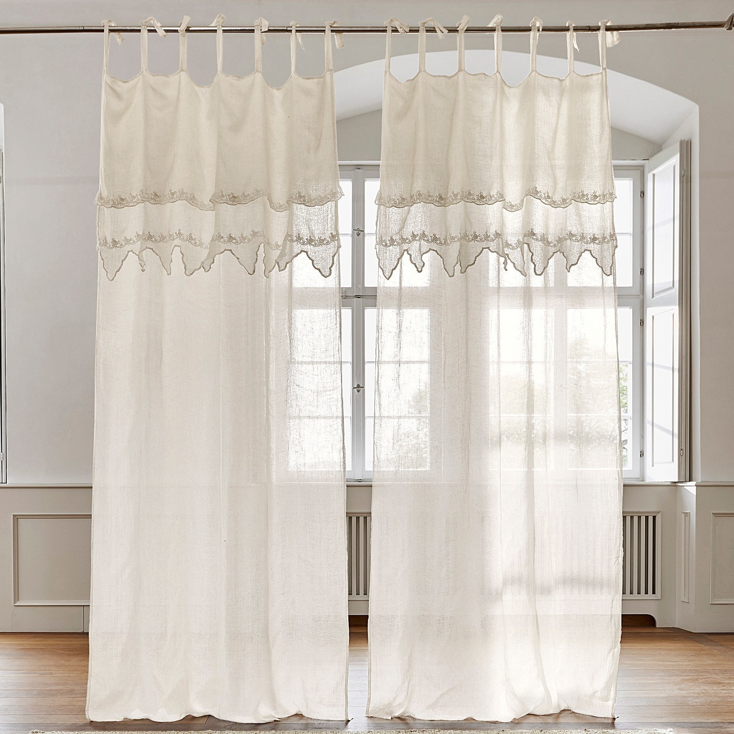 Gardine Melania Beige Gardine aus leichtem Stoff mit besticktem Muster, elegante Fensterdekoration fürs Wohnzimmer