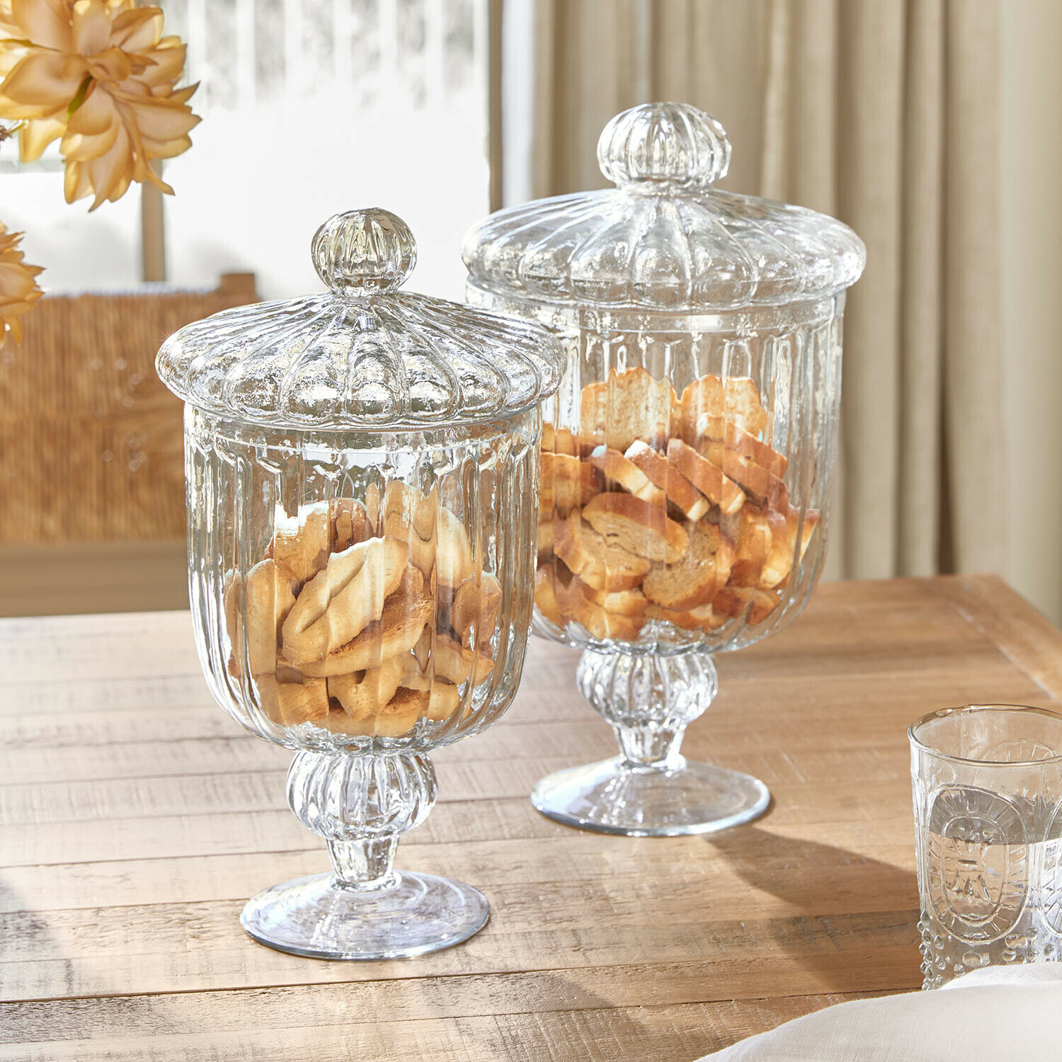 Glasdose 2er Set Mélomiane Zwei transparente Glasbehälter mit Deckeln gefüllt mit Keksen auf hellem Holztisch