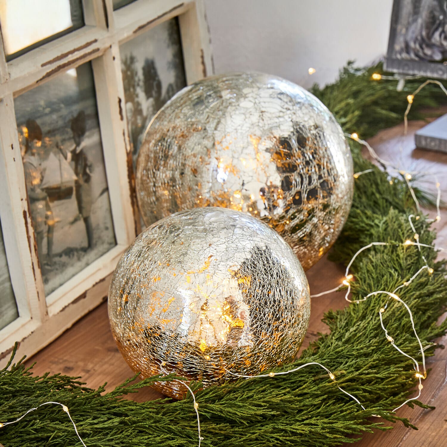 Lichterkugel 2er Set Lightballs Zwei silberne Dekokugeln aus Glas mit Rissstruktur auf grünem Kranz mit LED-Lichterkette