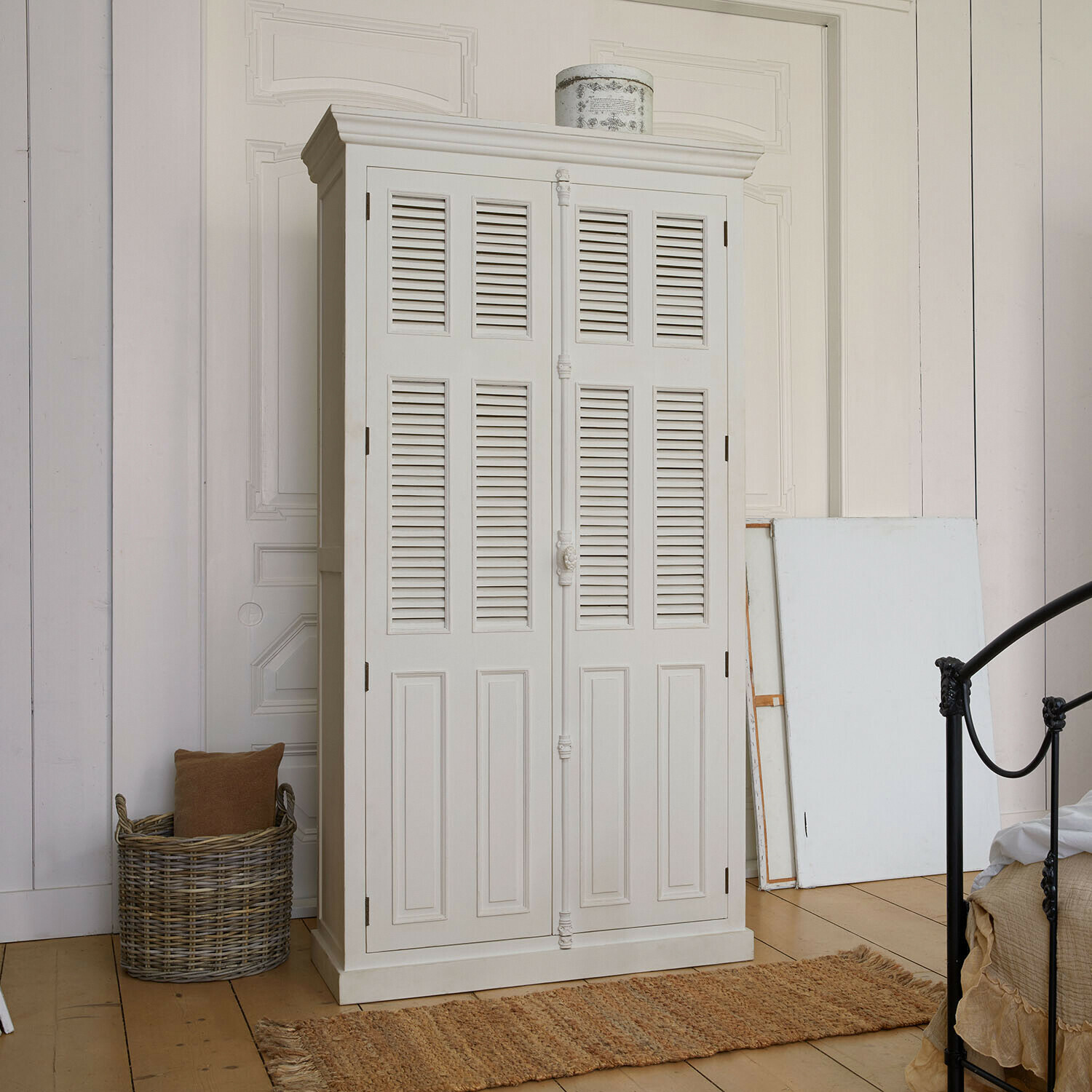 Kleiderschrank Elmsworth Weiße Holzkommode mit Jalousietüren im Vintage-Stil zur Aufbewahrung im Schlafzimmer