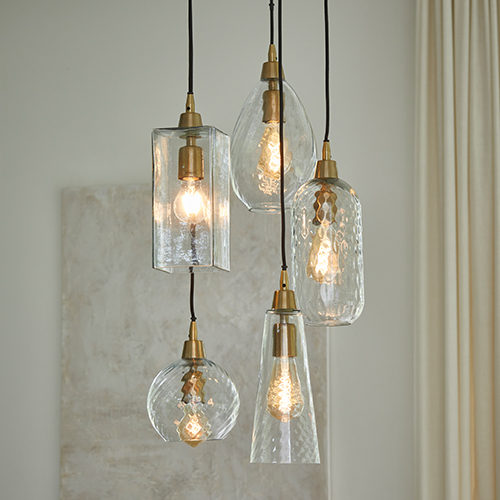 Set aus fünf hängenden Lampen aus Glas mit Messingdetails, moderne Wohnzimmerbeleuchtung