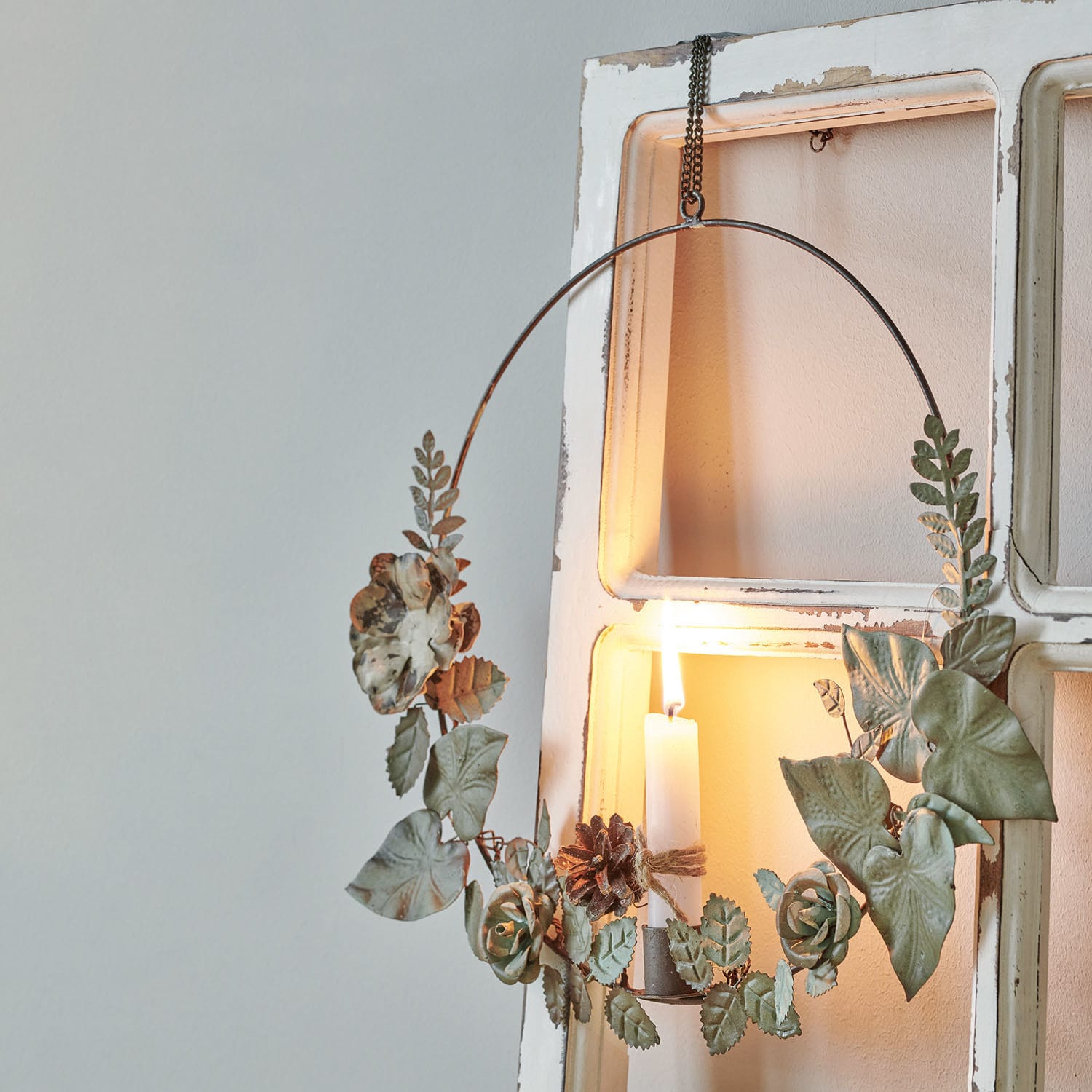 Kerzenhalter Néville Metallkranz mit grünen Blättern und Blumen, weiße dekorative Kerze brennt