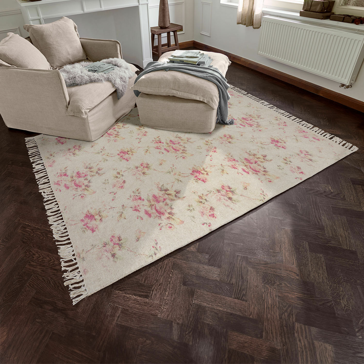 Teppich Ingvi Beiger Teppich mit floralem Muster und Fransen auf dunklem Holzboden im Wohnzimmer