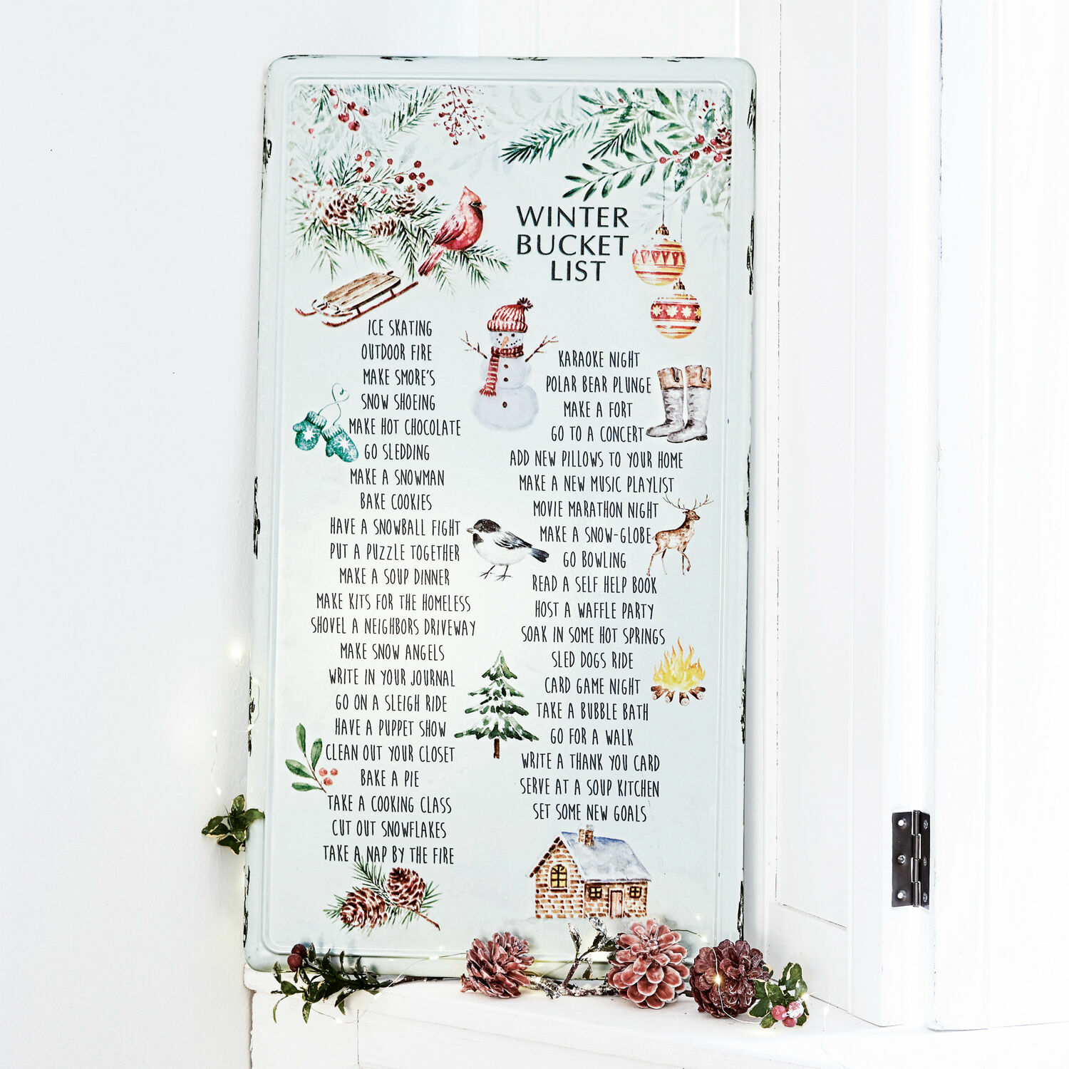 Deko-Schild List Weiße Metalltafel mit Winter-Bucket-List und festlichen Illustrationen als saisonale Dekoration