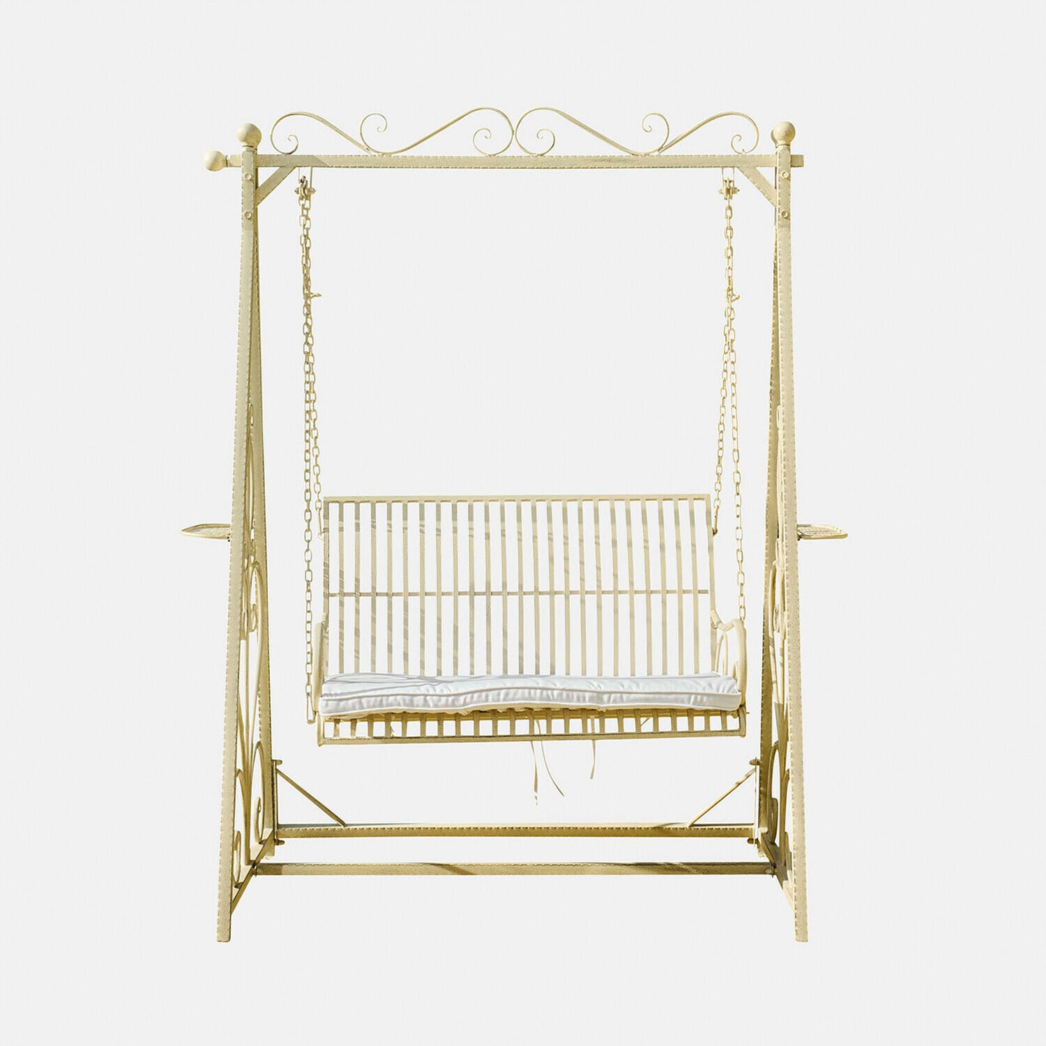 Metall-Gartenschaukel in Creme mit weißem Polster, ideal zum Entspannen im Freien