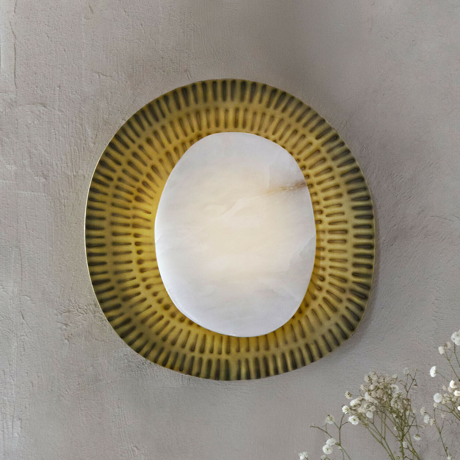 Dekorative Wandleuchte aus Alabaster und olivfarbenem Metall, modernes Wohnraumlicht