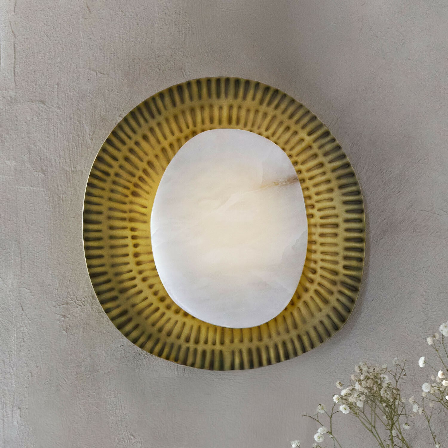 Wandlampe Piedraclara Dekorative Wandleuchte aus Alabaster und olivfarbenem Metall, modernes Wohnraumlicht